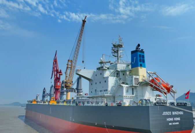 南通中远海运川崎两艘新型散货船同日“云命名”