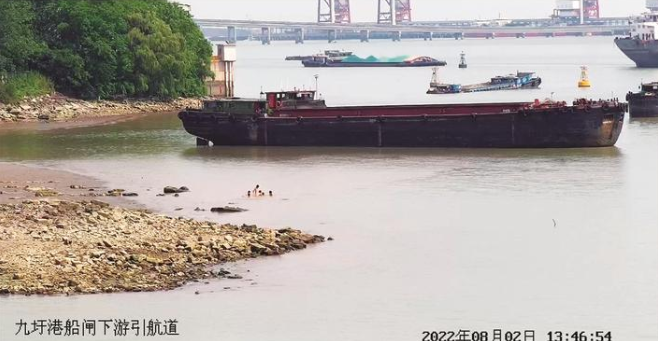 6名孩童竟在长江口游泳戏水  幸亏被九圩港船闸工作人员及时发现