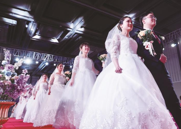 28对新人在紫琅湖畔举行集体婚礼——七夕见证幸福模样