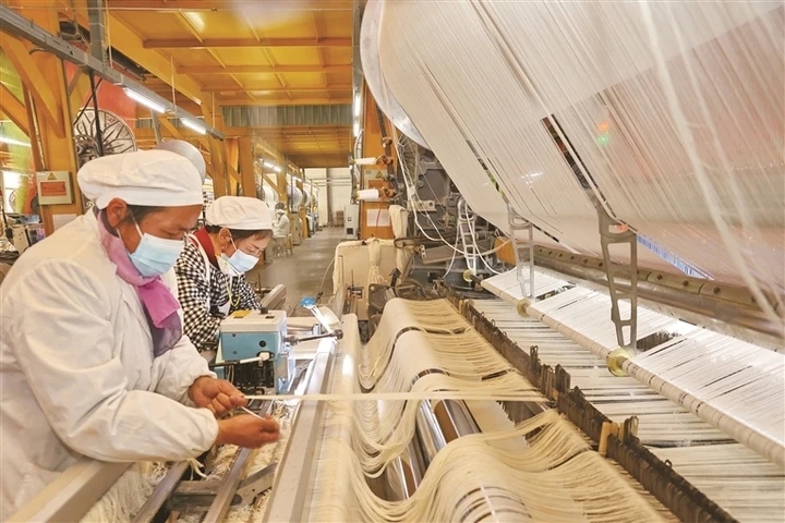 工人在南通市第三毛巾厂有限公司生产车间忙碌