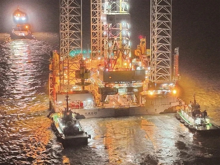 “中油海20”平台被拖航离开招商重工海门基地码头