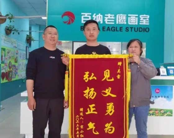 男子路边吼叫向行人挥拳 画室老师闻讯上前控制
