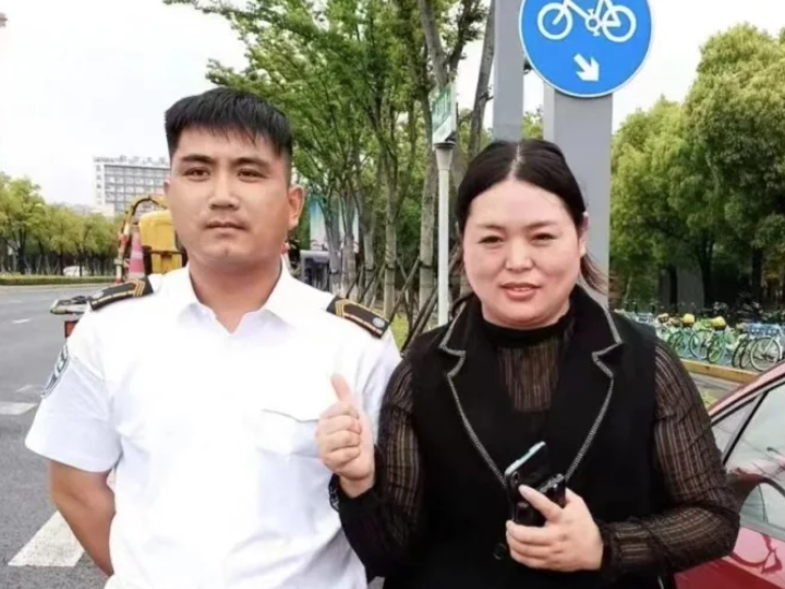 路口私家车突然“趴了窝” 公交司机与乘客伸援手