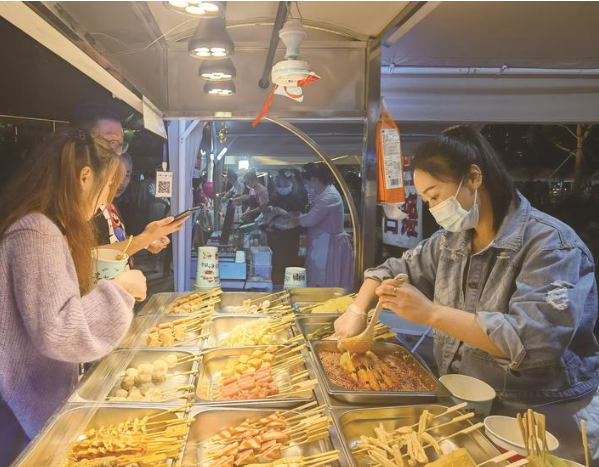 市民在市集上购买美食