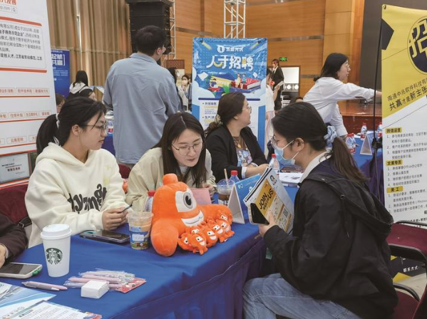 区长送岗留才进通大 崇川60多家企业提供3000余岗位