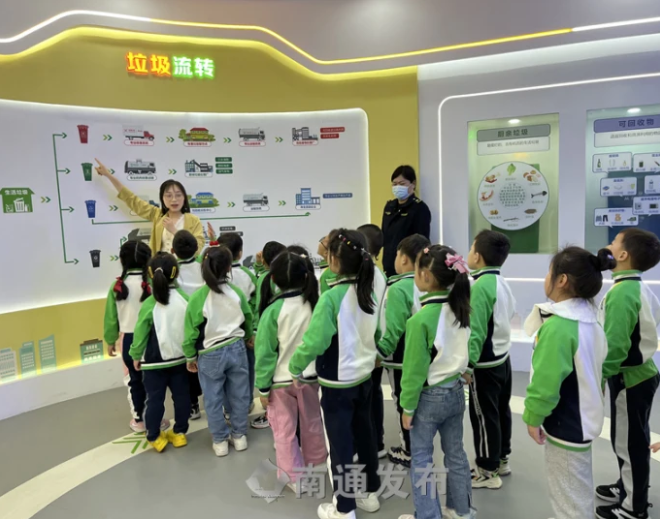生活垃圾分类课堂开讲 市民群众走进宣教基地观摩研学