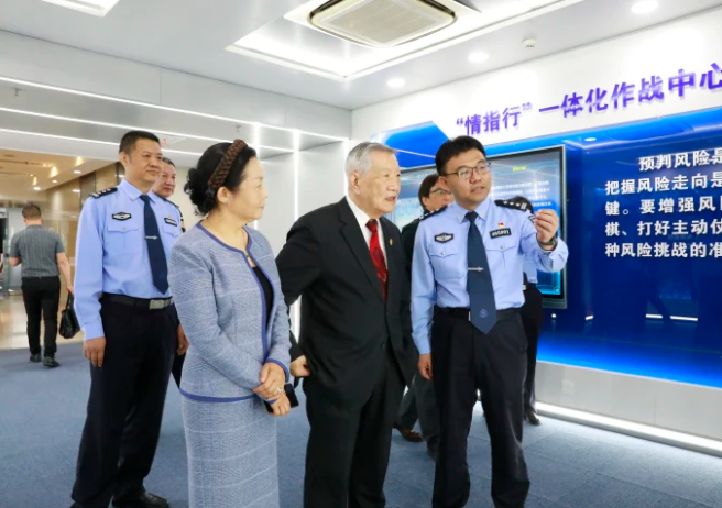 李昌钰博士对话青年民警：在很小的领域也能成为专家