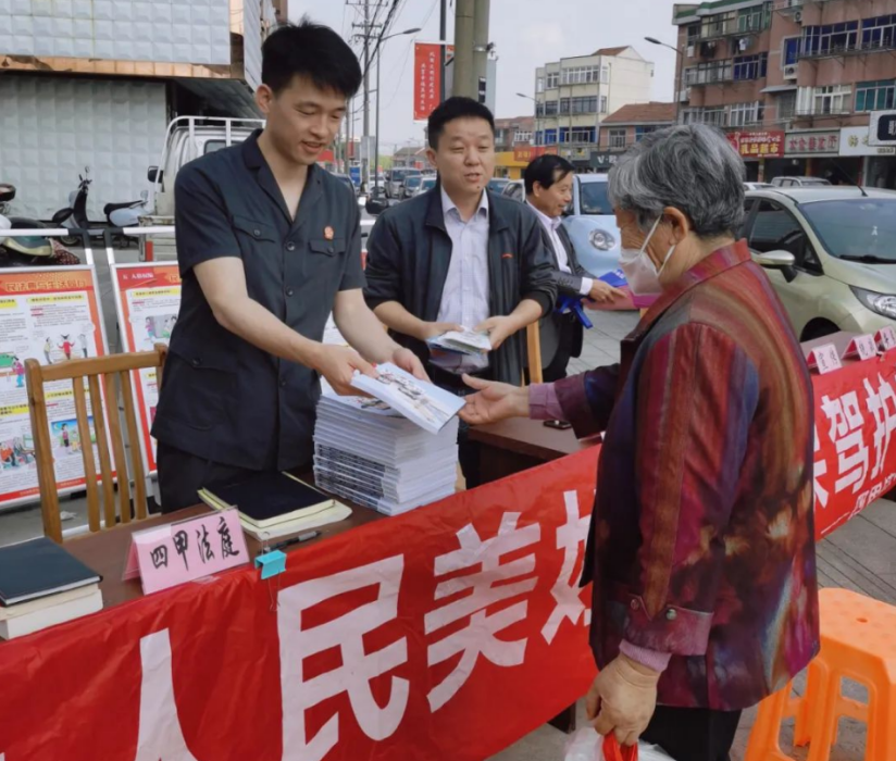 江苏海门：“普法小摊”热闹出摊 “典”亮法治乡村生活