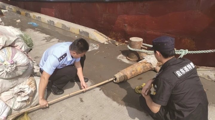 启东渔民捞上一门铁炮 民警及时处理消除隐患