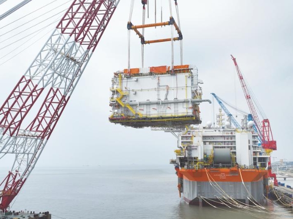 新型海上浮式生产储卸油船顺利完成首批大型模块吊装
