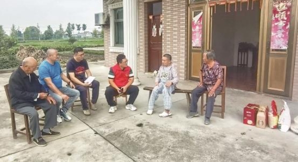 人大代表走访慰问困难群众