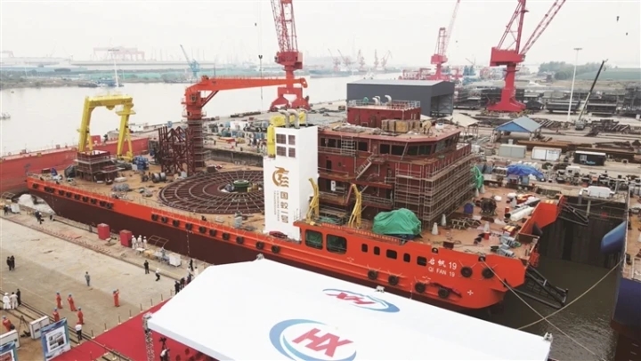 全国最大 国内首艘万吨级海缆施工船在海门下水