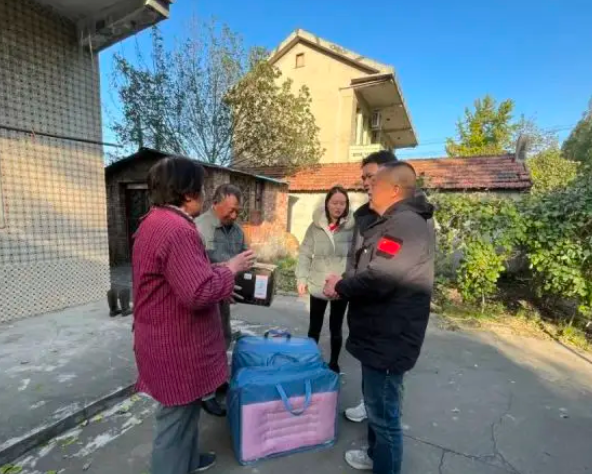 首届南通网友节携手“关爱一线牵”栏目 照亮困难家庭前行路