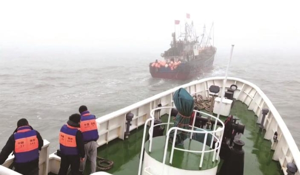 启东渔政船海上救援受伤渔民