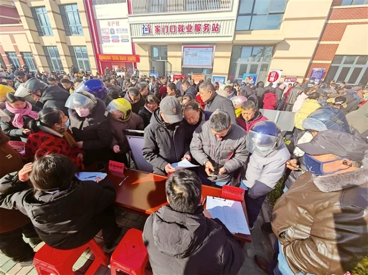 丰产村家门口就业服务站首日招工忙