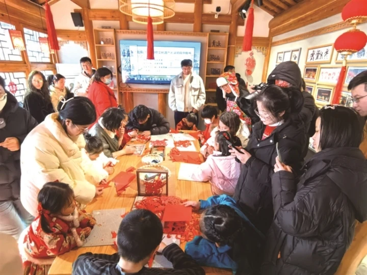 非遗“供”贺新春 古镇游园会拉动乡村消费