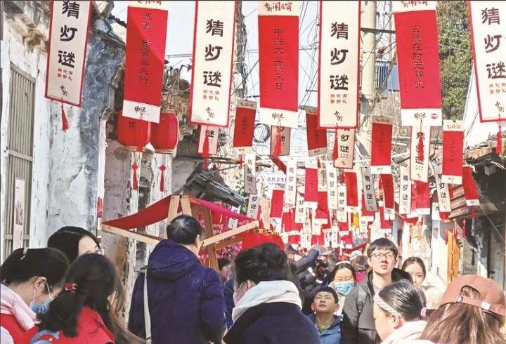 市民齐聚寺街City Walk、搓汤圆、猜灯谜