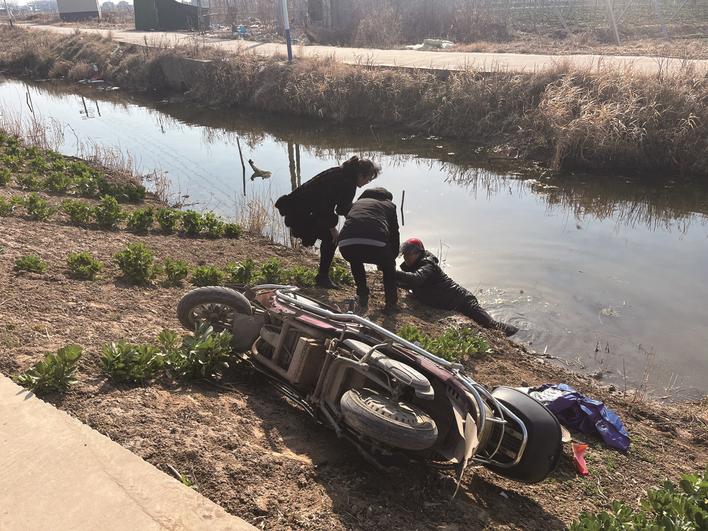 老人骑车不慎落水 村干发现合力救人