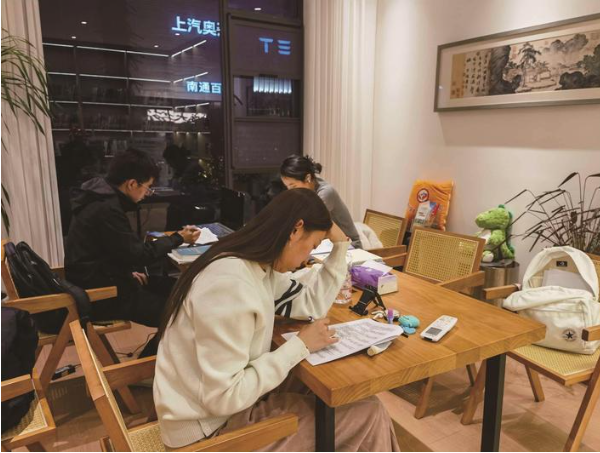 点亮夜读时光 享受“书式”生活