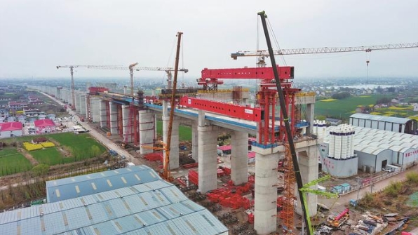 崇启公铁长江大桥北引桥公路侧移动模架首片主梁开始吊装