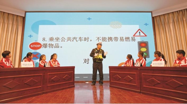 交警向学生解答交通安全知识竞答题