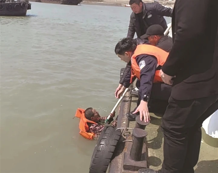 男子意外坠入江中 警民联手紧急救起