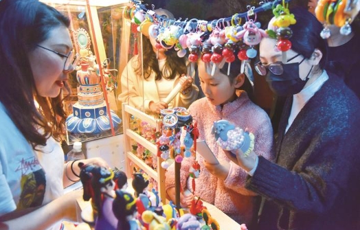 这里的“夜间非遗集市”开市