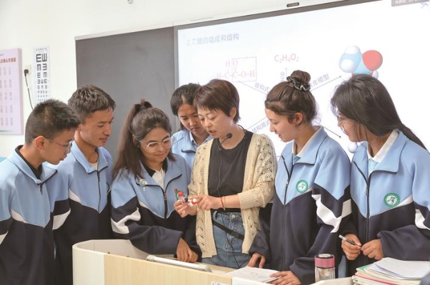 援疆教师在伊宁县南通高级中学课堂上授课