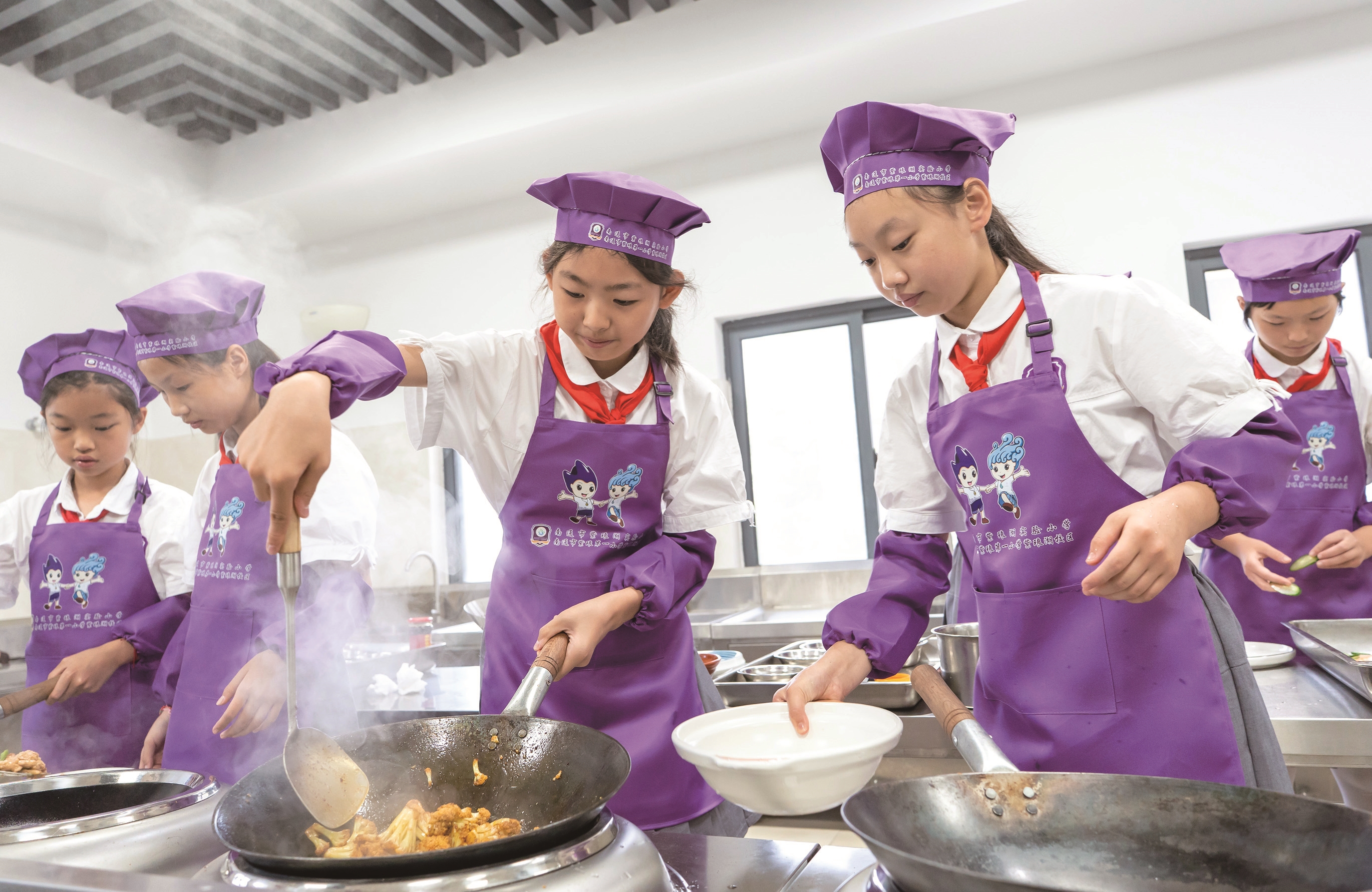 学生在“厨房课堂”上学习做菜