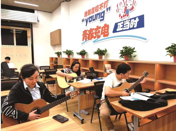 这届年轻人掀起“地铁学习热”