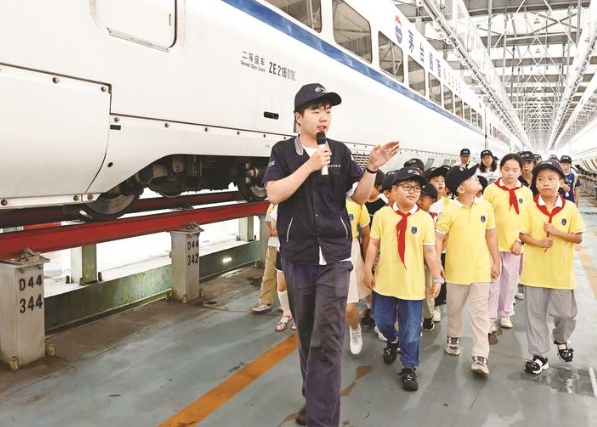 2025暑期“七彩夏日・通博seek自然行”走进南京动车段南通动车运用所