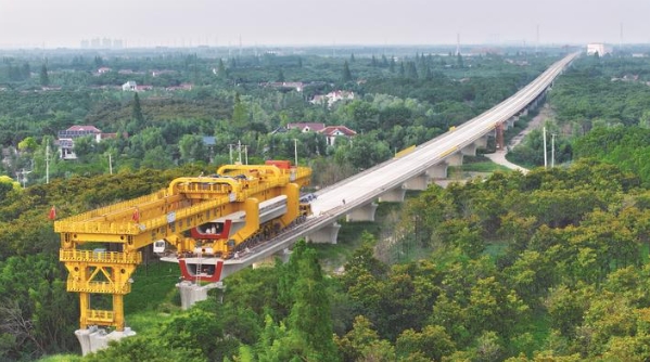 崇明特大桥预制箱梁架设突破2000米