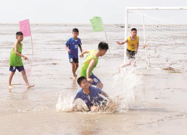 首届江苏青少年滩涂足球争霸赛落幕