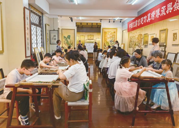 循着丝线轨迹对话非遗  “走读崇川”走进沈绣博物馆