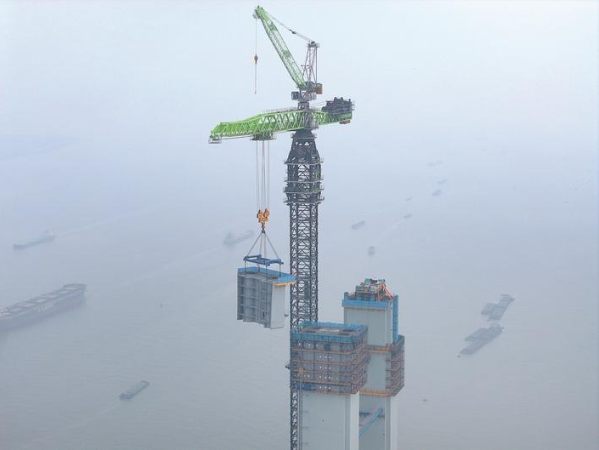 张靖皋长江大桥南航道桥南主塔升至300米