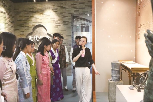西藏民族中学学子走进南通气象博物馆