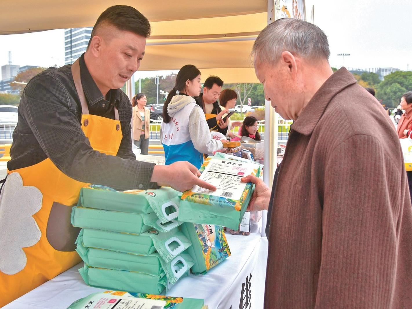 市退役军人就业创业促进会举办“鑫福老兵集市”