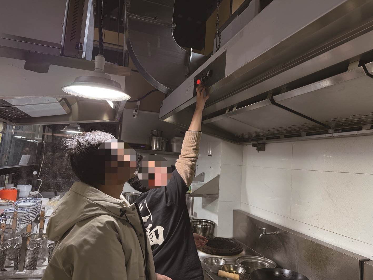 小区临街新开面馆油烟排放扰民？店家：计划对排烟管道进行改造