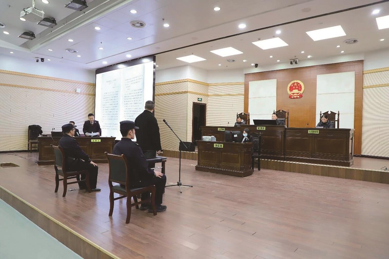 跨境倾倒垃圾妨害公务拒不执行 “三长”同庭审理 被告人数罪并罚获刑