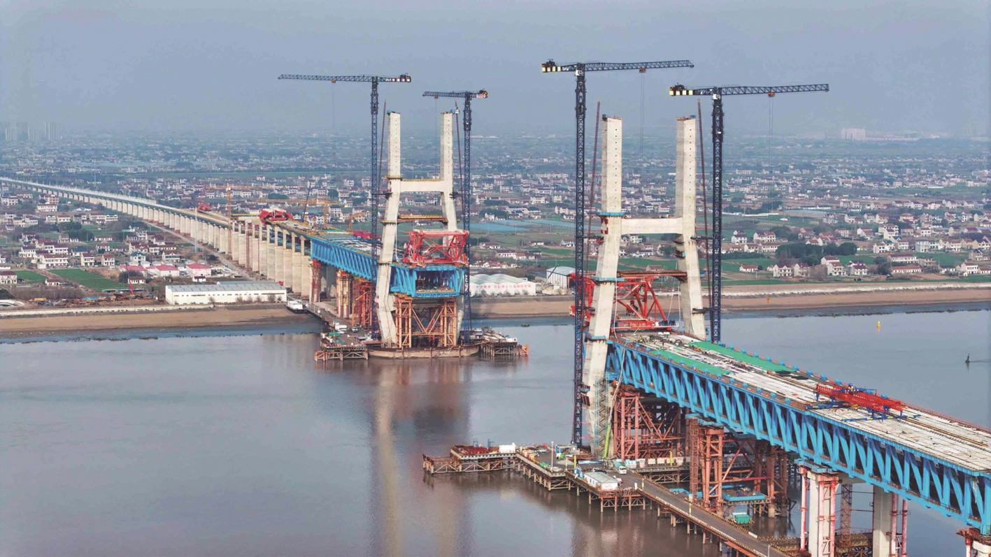 崇启公铁长江大桥进入斜拉索施工