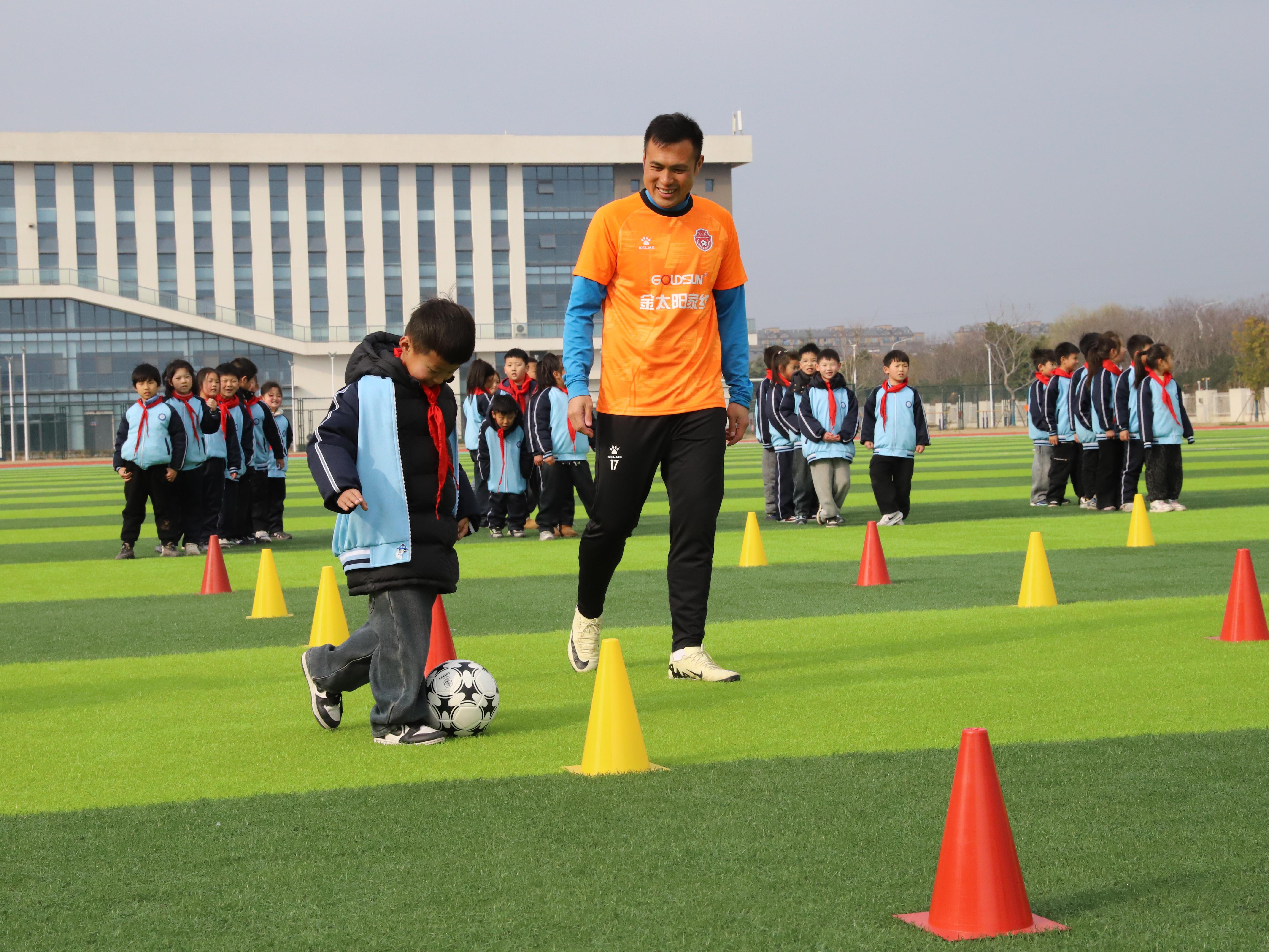 南通家纺城足球俱乐部牵手川姜小学 足协杯劲旅进校园