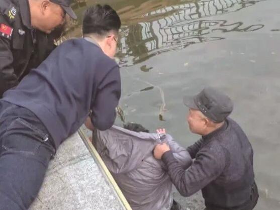 七旬老翁公园勇救落水者