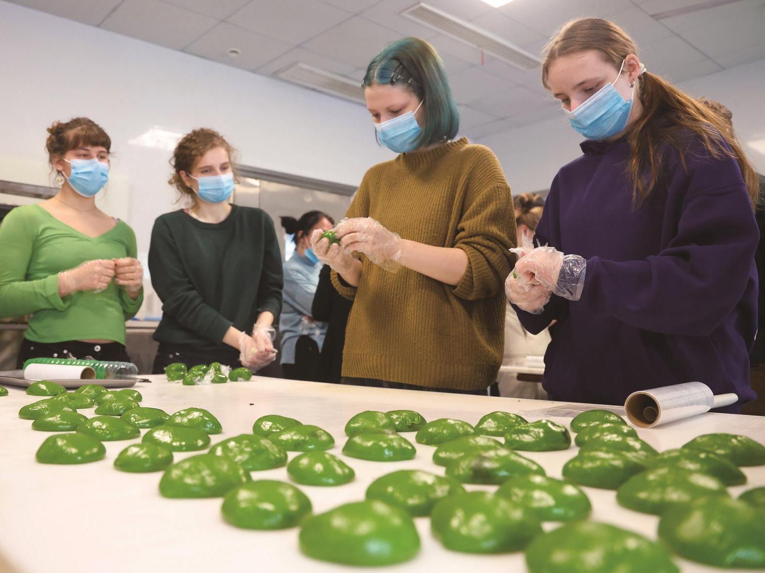 德国中学生学习制作时令美食青团