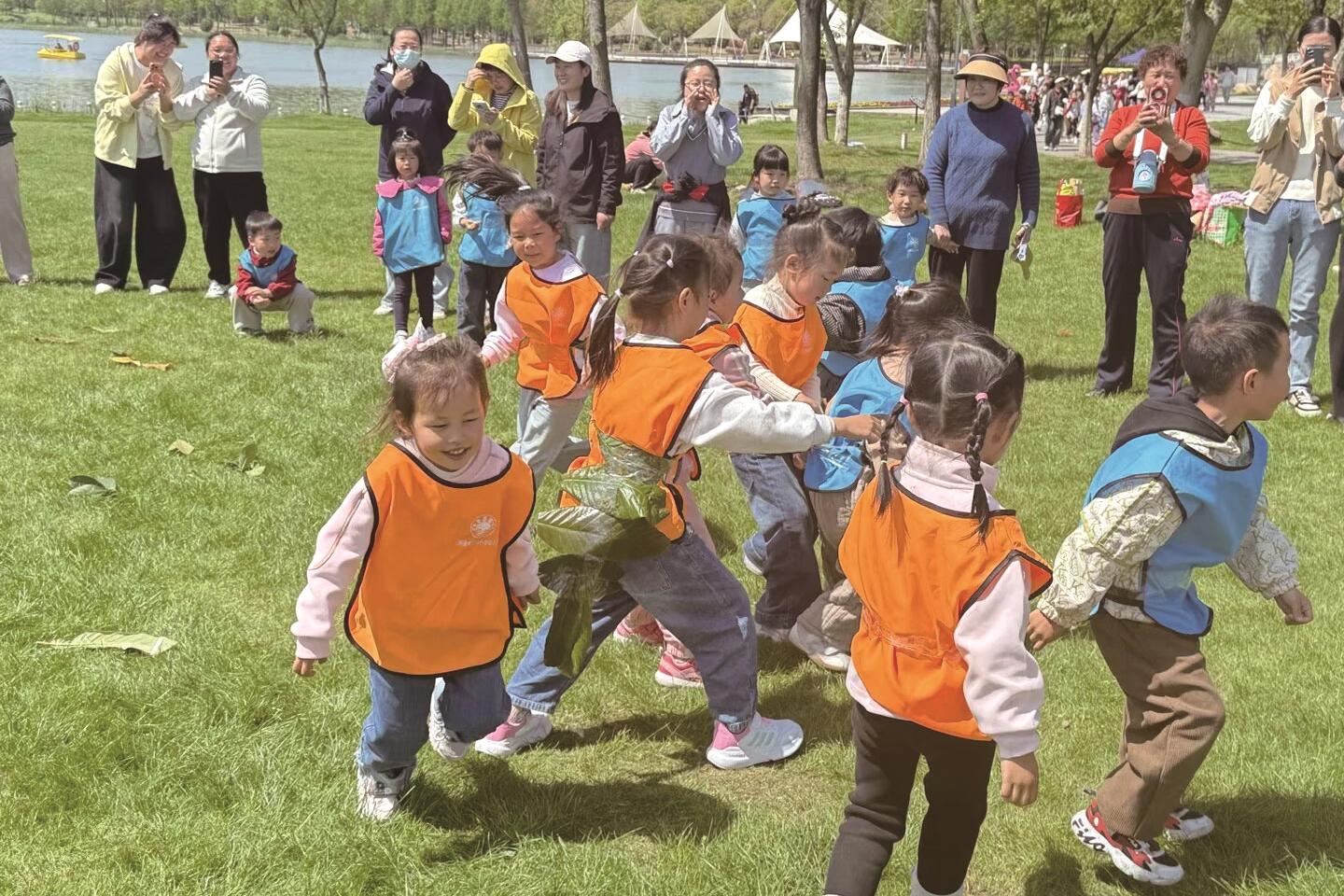 幼儿与家长走进南通植物园 在游戏体验中感受春日生机