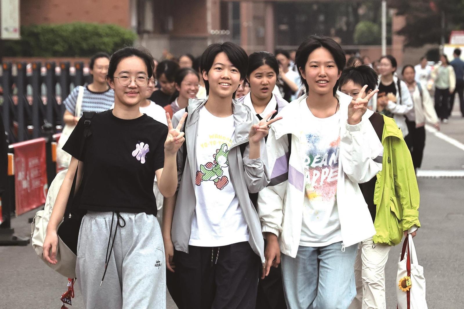 中考收官日 考场外“花”样百出成风景