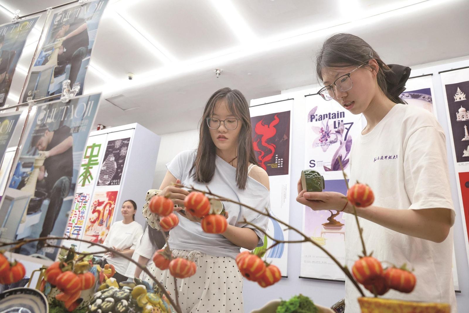 亚洲城市文化国际海报精品展与南通开大毕业生优秀作品展开幕