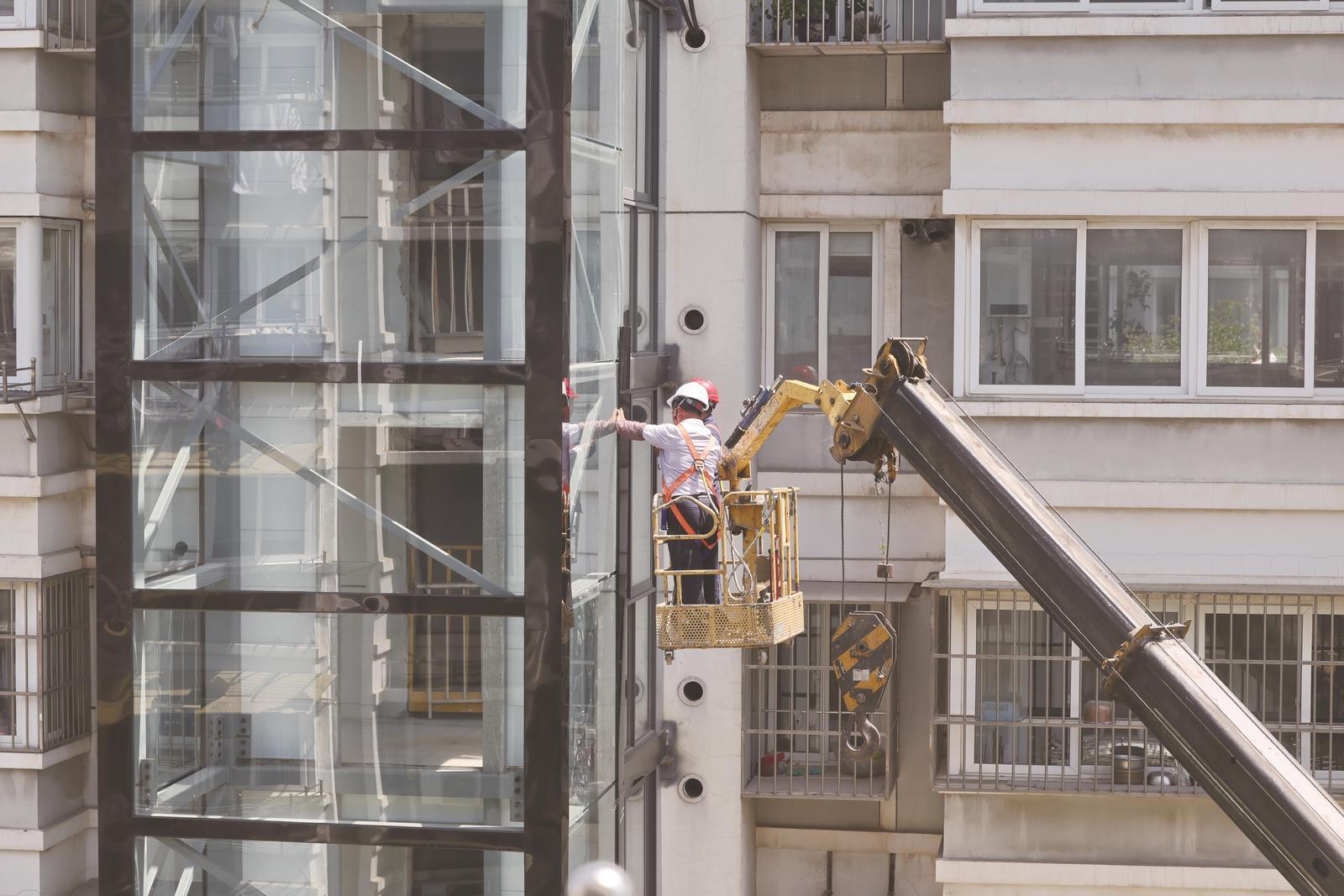 春晖花园小区加装电梯施工忙