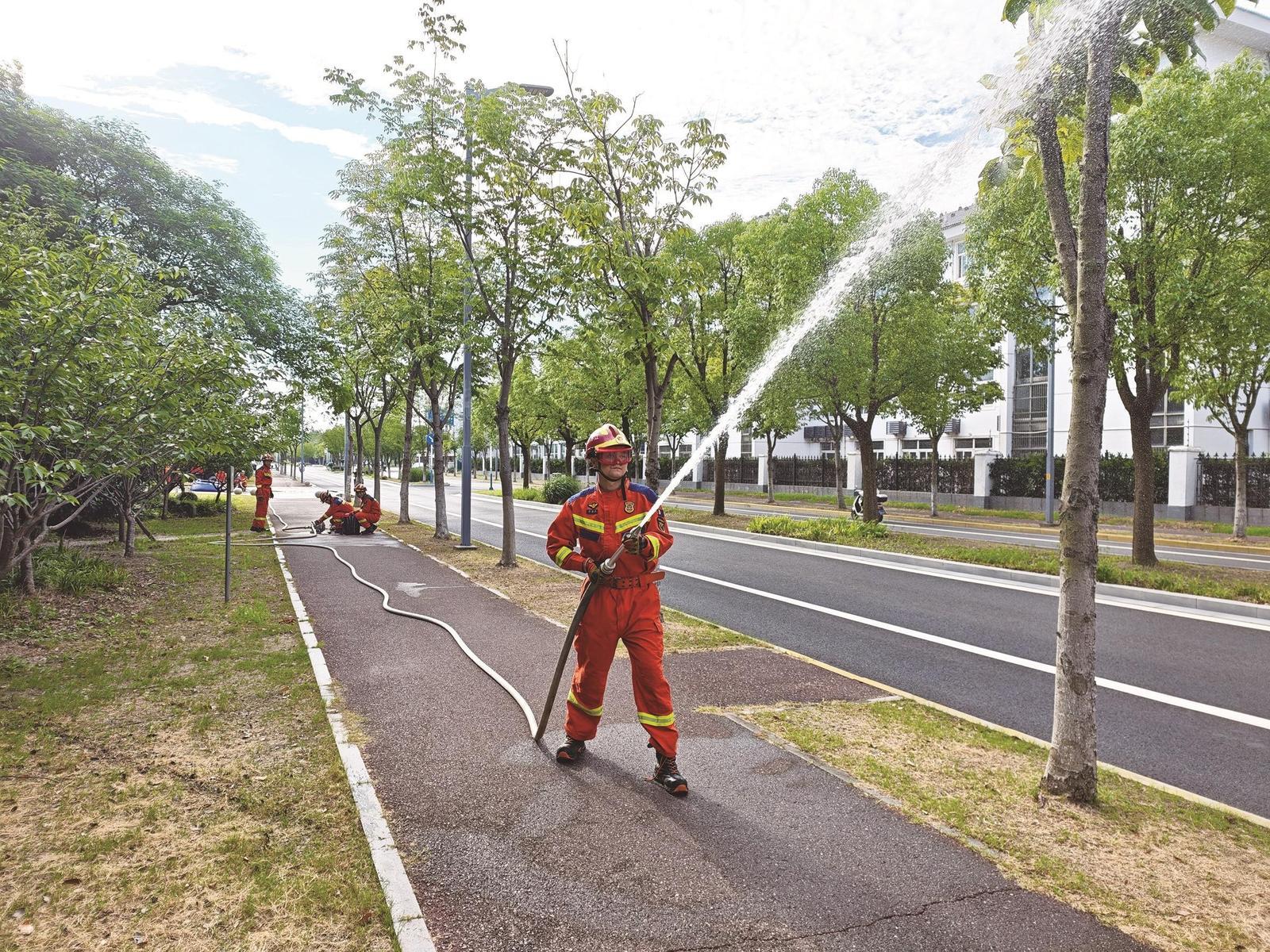 南通消防不惧酷暑“烤”验 24小时在岗备勤护平安