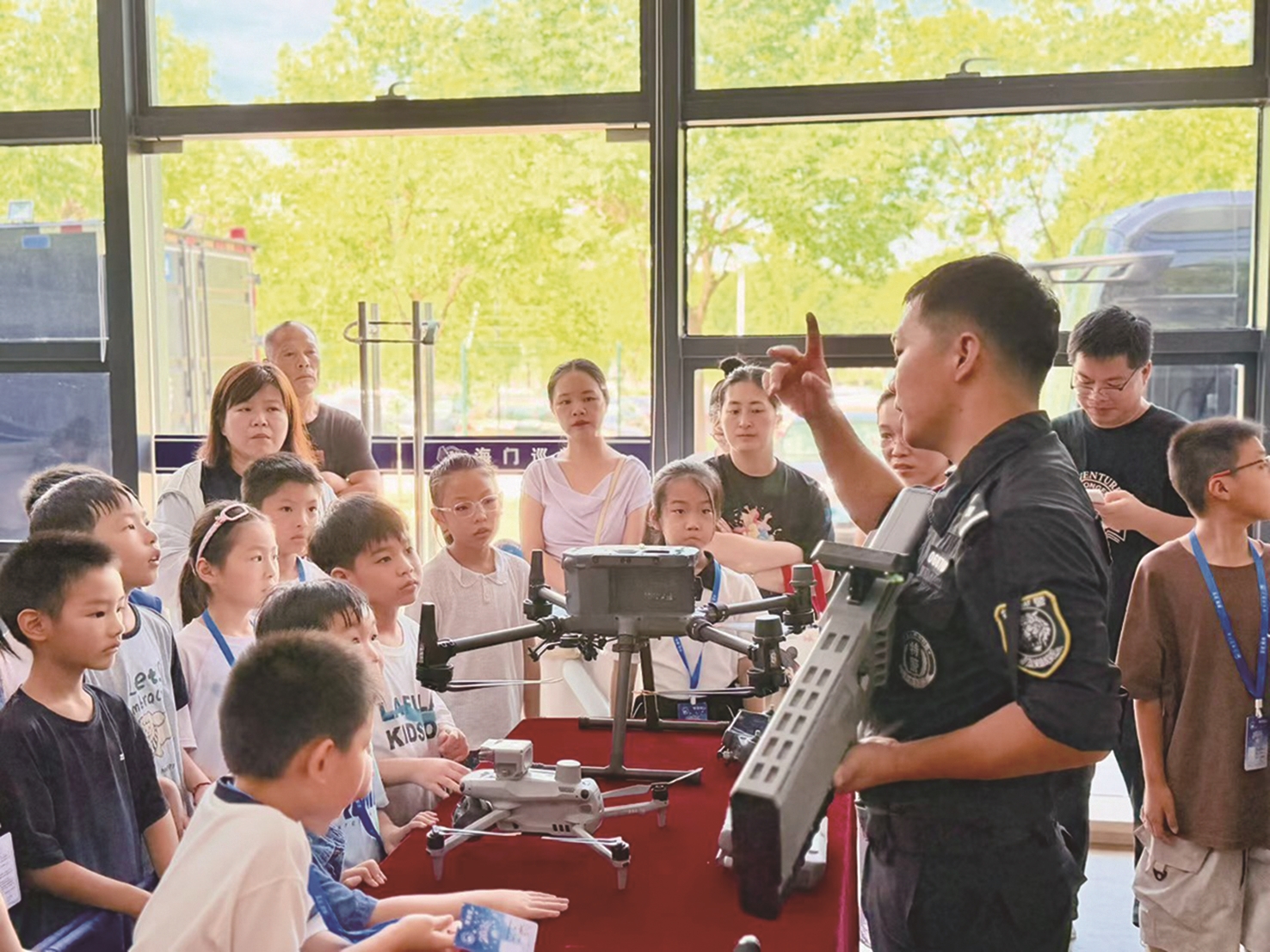 江海小记者走进海门巡特警大队